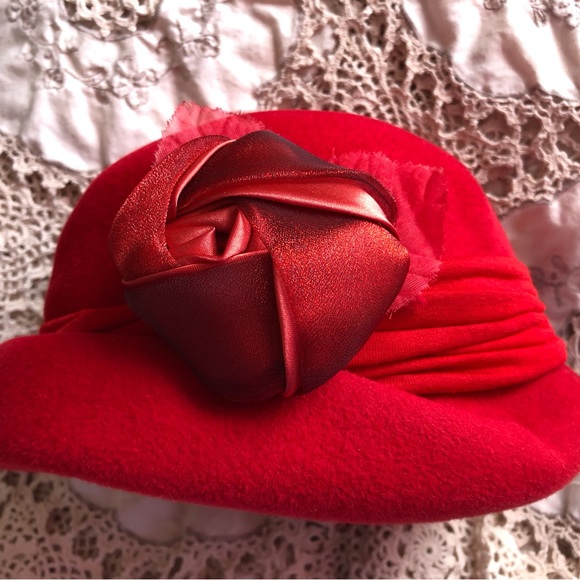 Beautiful wool RED hat - Picture 7 of 7